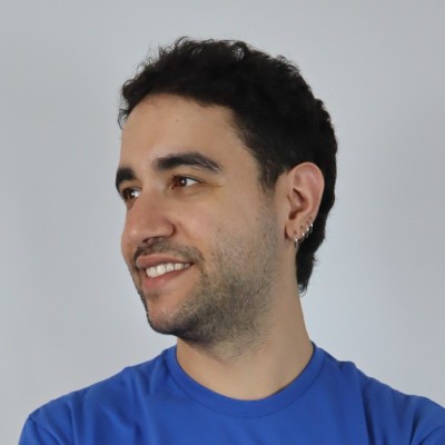 Fernando Coelho - Vibecoder & Growth Strategist professional headshot